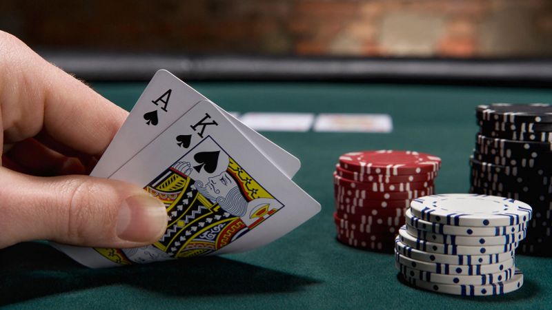 Để chơi Poker online hiệu quả, điều đầu tiên bạn cần làm là hiểu rõ luật chơi và nắm vững các chiến lược
